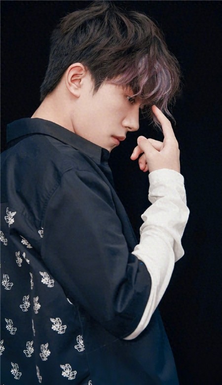 易烊千玺手机壁纸帅气黑色炫酷高清无水印最新壁纸大全