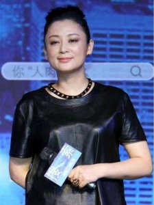 ​豹纹裤搭配什么上衣 陈红太厉害了！“土掉渣”的豹纹裤穿出气质感，配皮衣很洋