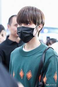 ​黄冠亨绿色毛衣清新文艺少年感满屏，刘海遮眼难盖帅气