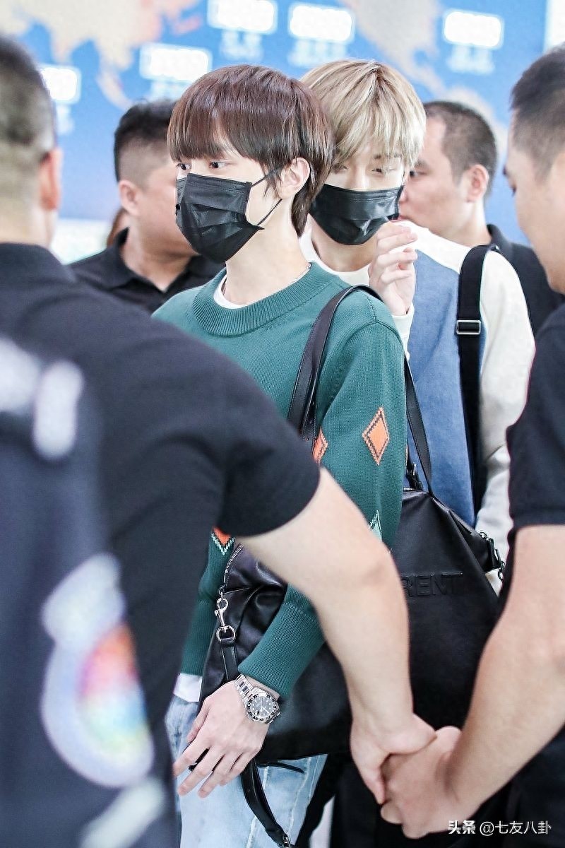 黄冠亨绿色毛衣清新文艺少年感满屏，刘海遮眼难盖帅气