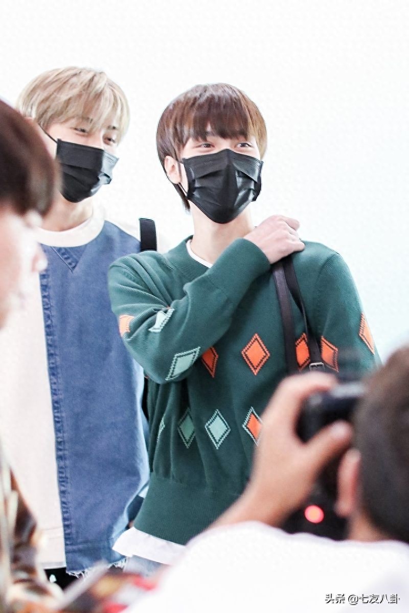 黄冠亨绿色毛衣清新文艺少年感满屏，刘海遮眼难盖帅气