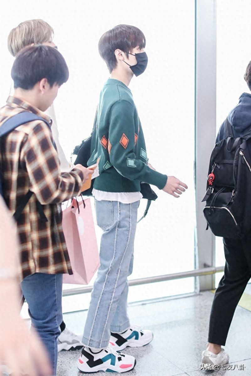 黄冠亨绿色毛衣清新文艺少年感满屏，刘海遮眼难盖帅气