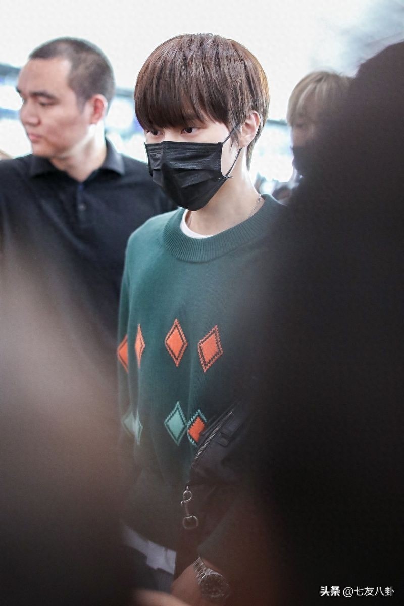 黄冠亨绿色毛衣清新文艺少年感满屏，刘海遮眼难盖帅气