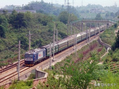 ​现在运行长沙与成都之间的那趟普速客车 最早的时候是长沙到重庆