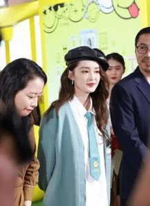 ​李沁自信风采：颠覆整容观，挺立自然美的力量