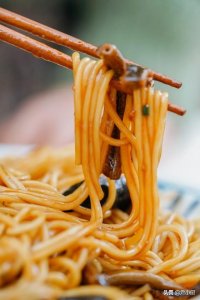 ​这才是葱油拌面正宗做法，口感劲道，10分钟搞定，就连懒人都爱做