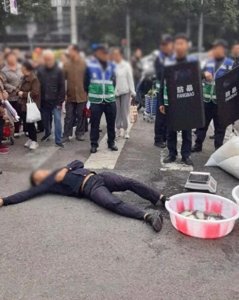 ​惊心一幕!成都一鱼贩挥舞剪刀对峙城管，城管:有同事受伤