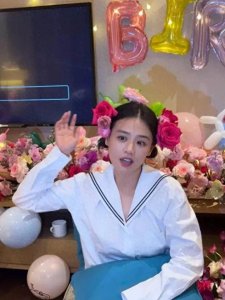 ​马思纯晒庆生照 笑容开朗明媚化身簪花少女