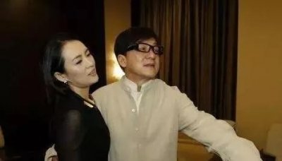 ​成龙的魅力到底有多大？看完这一系列照片，网友：姜还是老的辣