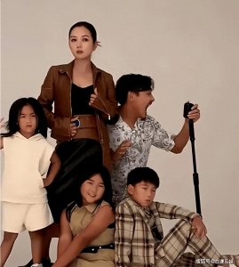 ​何洁一家罕见合体，瘦了之后脸嫩回少女，三儿女镜头感十足超有范