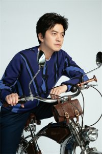 ​初听惊艳，再听痴迷！李健《月半弯》拿金曲奖，温柔缱绻尽显真情