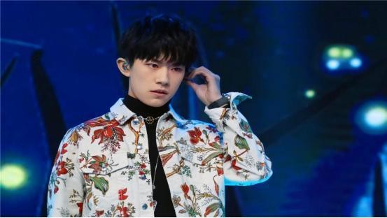 易烊千玺遭遇“咸猪手”,却只温柔说了三个字,让人心疼