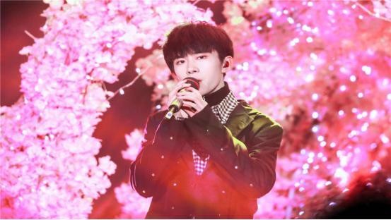 易烊千玺遭遇“咸猪手”,却只温柔说了三个字,让人心疼