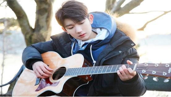 易烊千玺遭遇“咸猪手”,却只温柔说了三个字,让人心疼