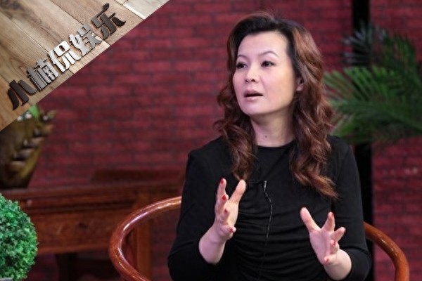 49岁周冰倩近照曝光，当红时为家庭隐退，今与儿子相依为命