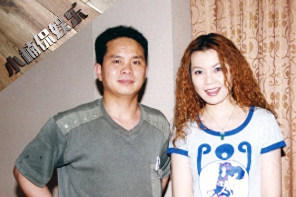 49岁周冰倩近照曝光，当红时为家庭隐退，今与儿子相依为命