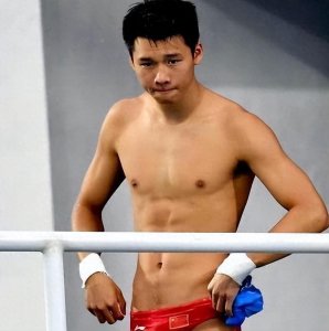​男跳水员的难言之隐：赛前刮毛是基础要求，泳裤太小容易被关注！