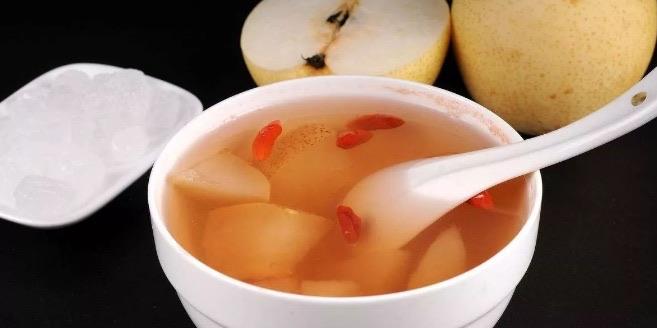 生活冰糖炖梨对缓解咳嗽有用吗 冰糖炖梨怎么做  1