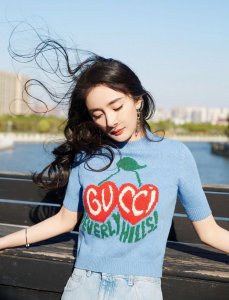 ​杨幂写真大片，蓝色针织短袖+牛仔裤，长发随风飘十分美艳