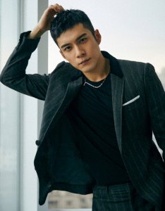 ​颜值超高拍戏“疯”，4年不识肉滋味，八块腹肌韩东君