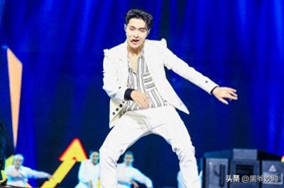 ​EXO的舞台放现在依旧很能打，各个都是好颜值，你最喜欢哪一位？