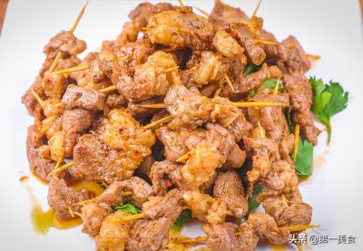 ​厨师长教你做牙签羊肉，处理牙签有技巧，鲜嫩解馋，香辣可口