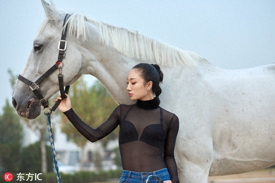 长得好看就算了,柔韧性也那么强!中国柔术女王刘藤马背秀劈叉