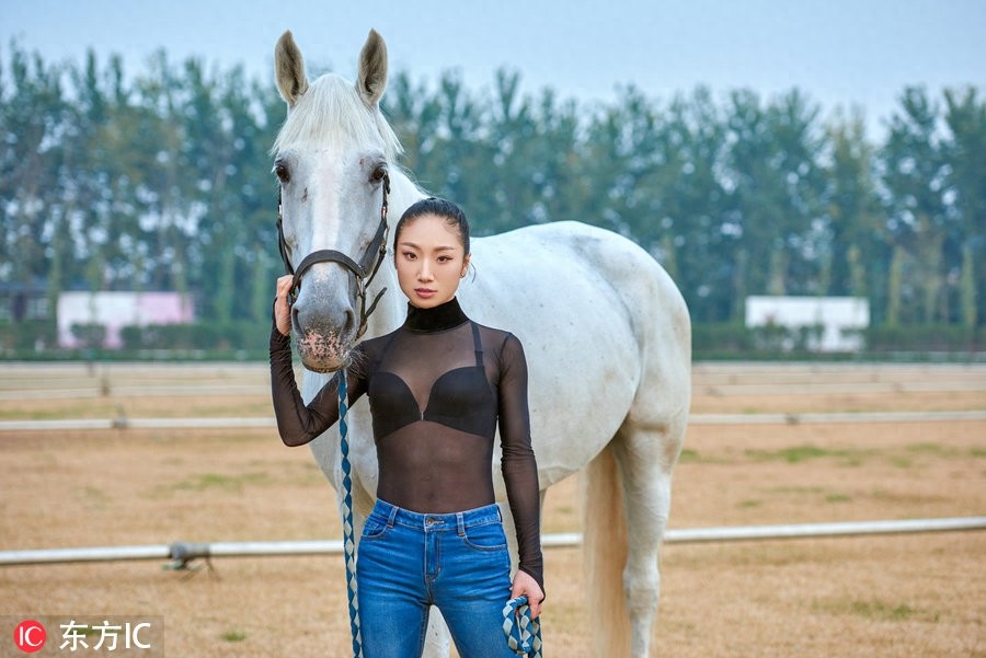 长得好看就算了,柔韧性也那么强!中国柔术女王刘藤马背秀劈叉