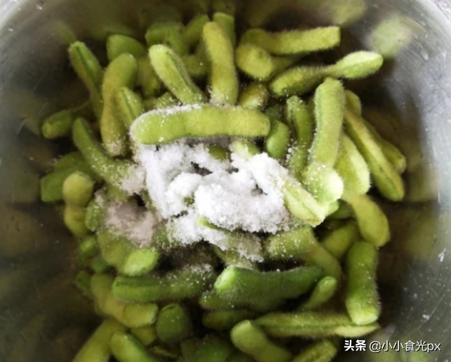 教你做水煮毛豆，香辣爽口，翠绿不发黑，比大排档做的还好吃