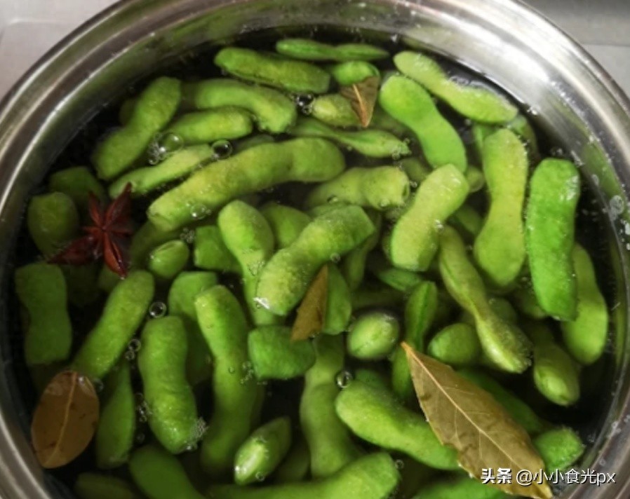 教你做水煮毛豆，香辣爽口，翠绿不发黑，比大排档做的还好吃