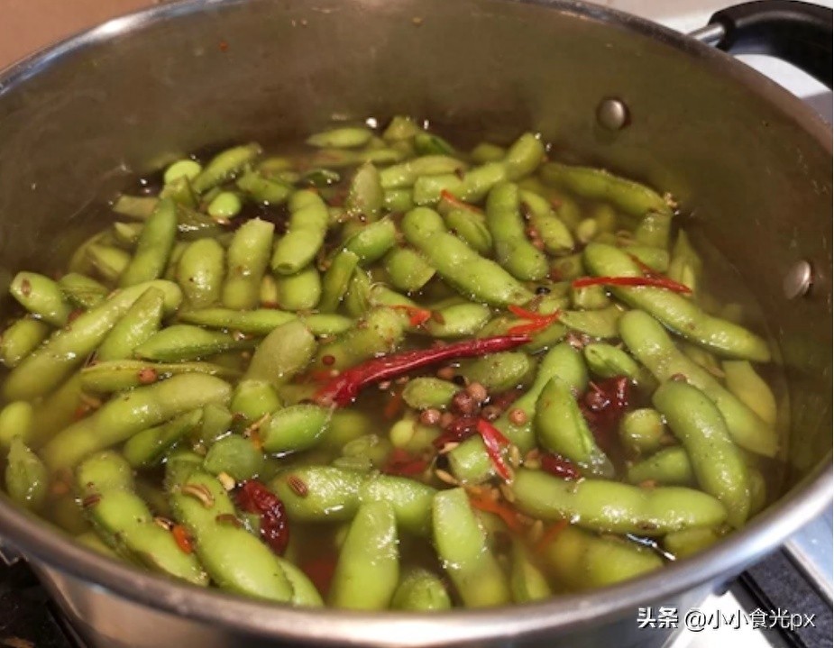 教你做水煮毛豆，香辣爽口，翠绿不发黑，比大排档做的还好吃