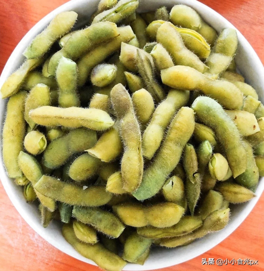 教你做水煮毛豆，香辣爽口，翠绿不发黑，比大排档做的还好吃