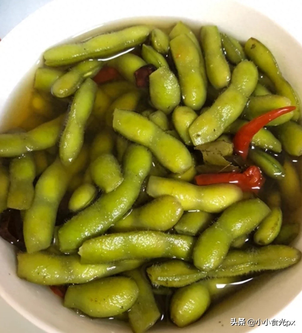 教你做水煮毛豆，香辣爽口，翠绿不发黑，比大排档做的还好吃