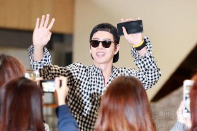 ​朴海镇机场上演潮男秀 有求必应亲和力十足