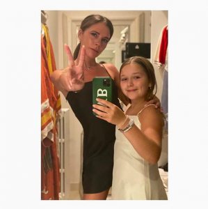 ​小七挂贝克汉姆肩头似树懒！吊带裙+飞行墨镜时髦，可惜手臂太粗