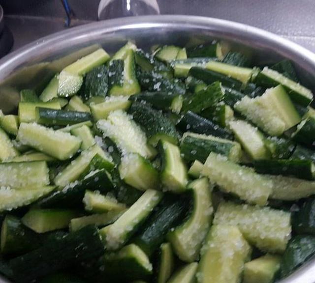 超好吃的酱黄瓜配方分享给你，清脆爽口又下饭，一次腌10斤不够吃