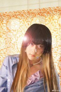 ​27岁男星姜思达穿蕾丝袜！动作妩媚留长发，眼神魅惑太勾人