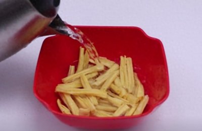 ​腐竹最忌直接清水泡，干货铺老板教我一招，泡的又快又软无硬芯