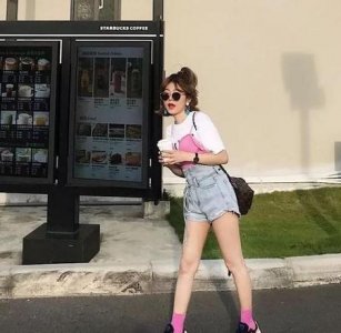 ​白色吊带配什么颜色外搭(白色吊带裙配什么内搭)