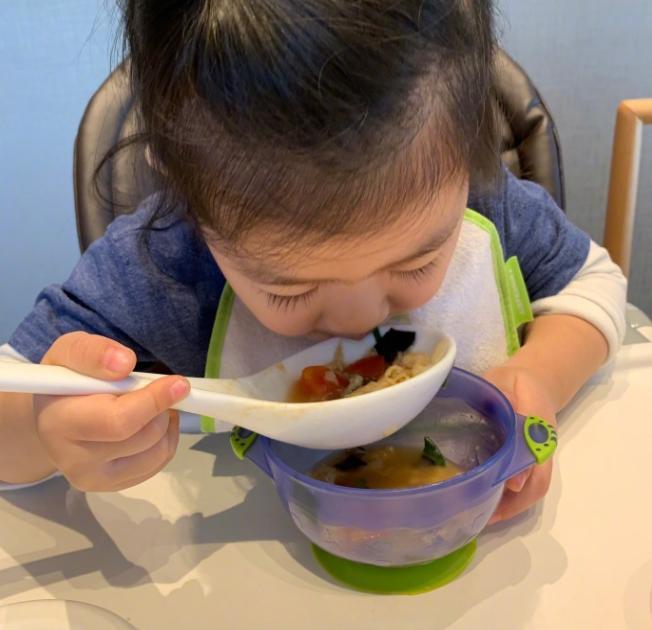 章子怡晒女儿近照，3岁的醒醒越来越漂亮，copy妈妈的发型超可爱