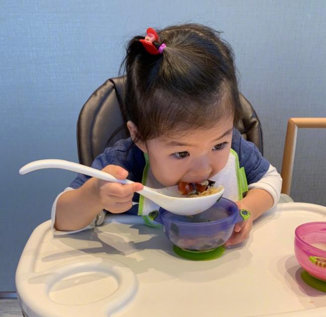 章子怡晒女儿近照，3岁的醒醒越来越漂亮，copy妈妈的发型超可爱