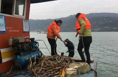 ​最新！重庆万州货船长江侧翻致1人遇难，4人正在搜救