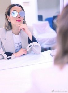 ​郑秀文面带墨镜搭西装外套干练帅气 粉唇复古大方优雅