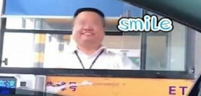 ​收费员假笑走红怎么回事 收费员假笑有多假