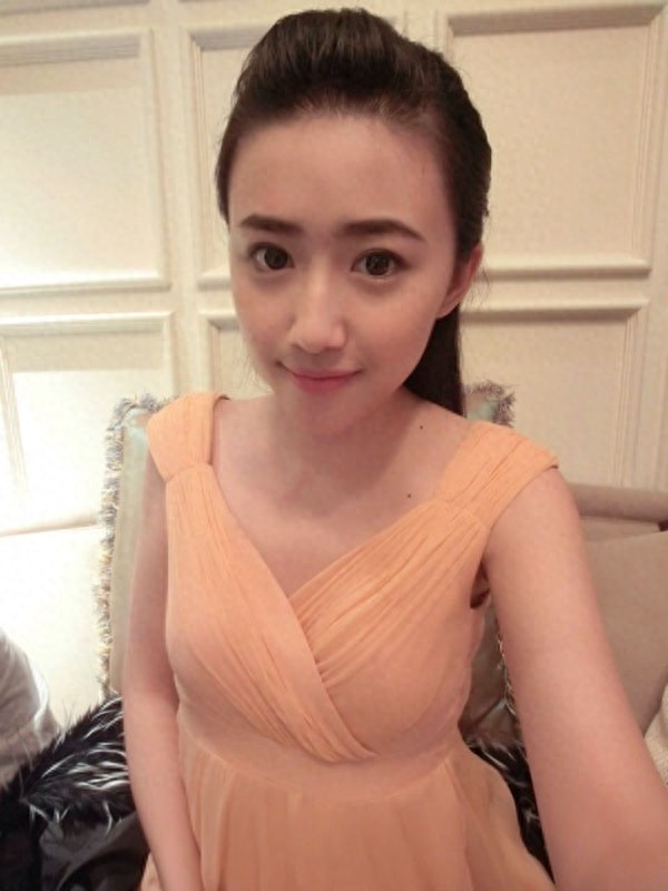 人大校花康逸琨青春靓丽装尽显淑女气质