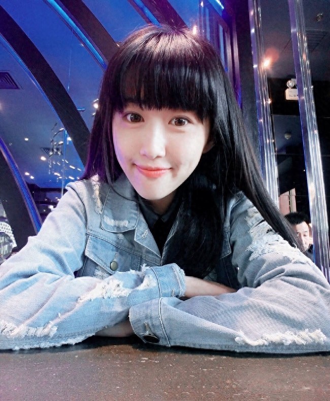 人大校花康逸琨青春靓丽装尽显淑女气质