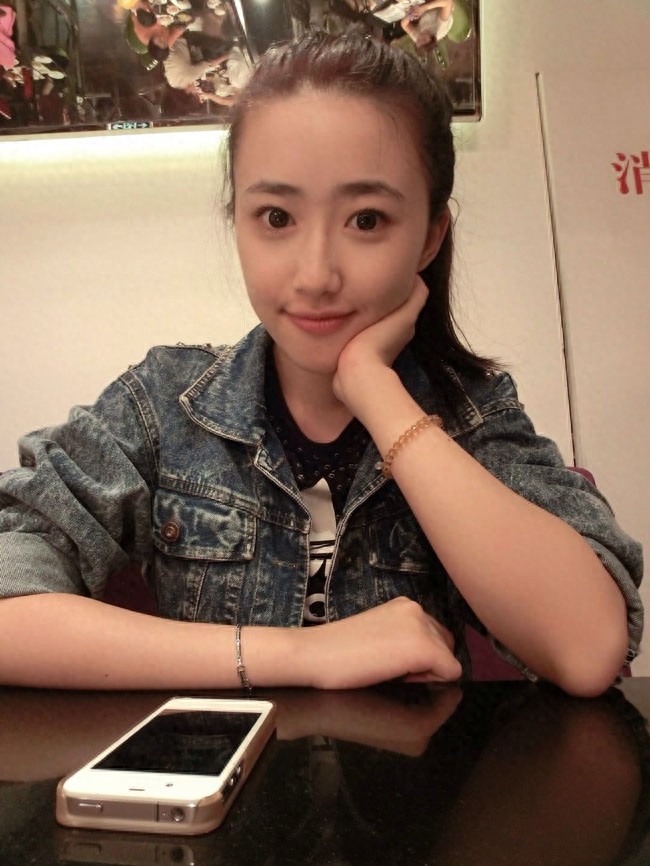 人大校花康逸琨青春靓丽装尽显淑女气质