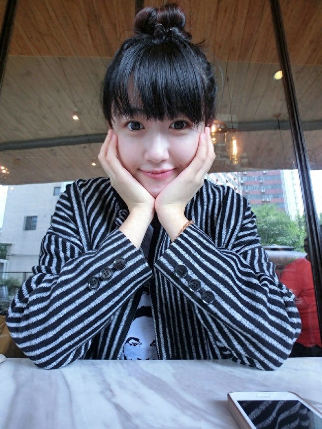 人大校花康逸琨青春靓丽装尽显淑女气质