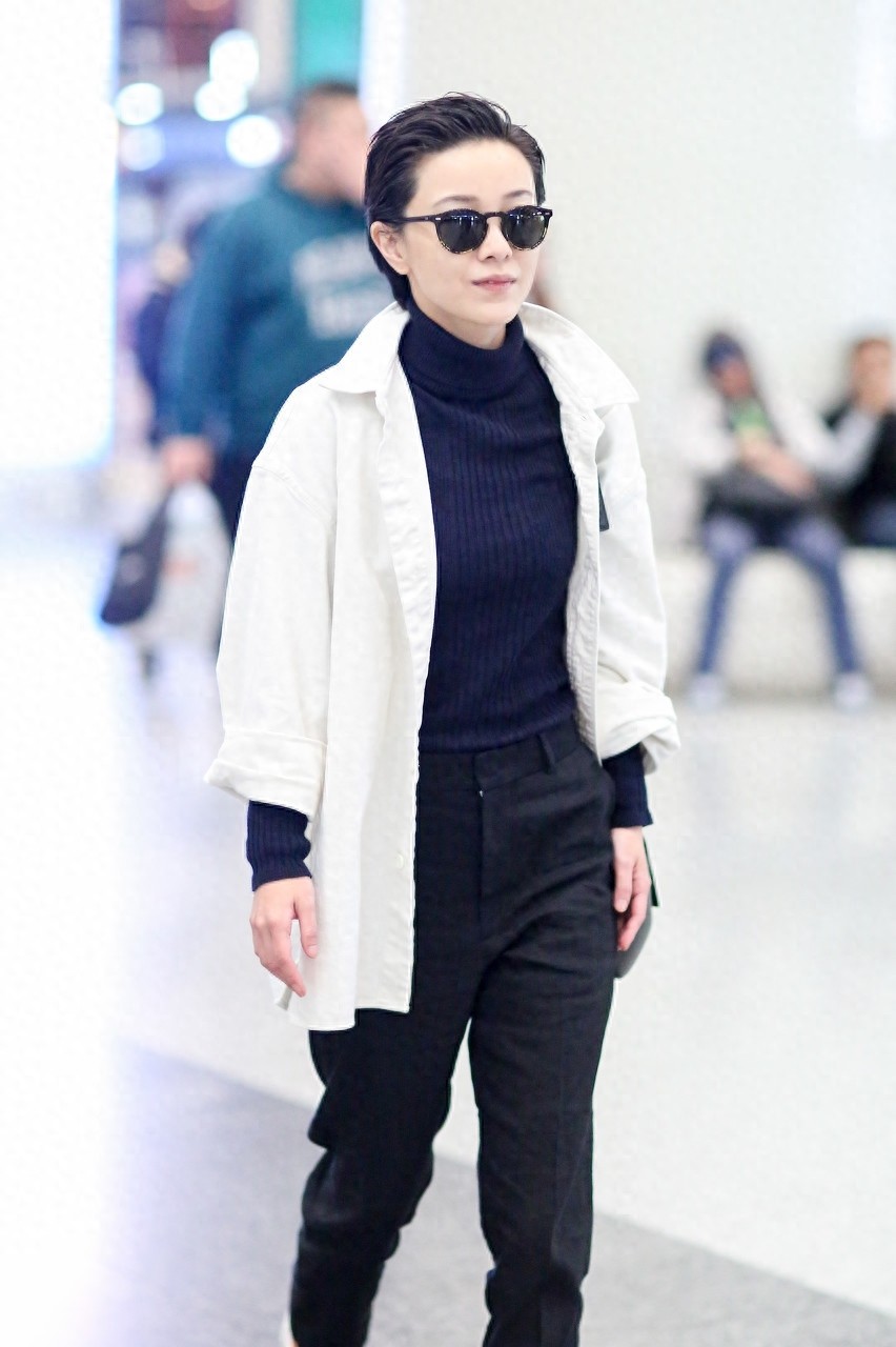 郭采洁短发梳成大背头，女生也能简单帅气