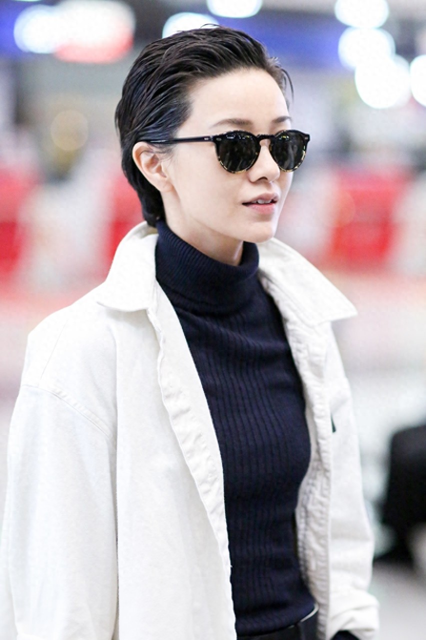 郭采洁短发梳成大背头，女生也能简单帅气